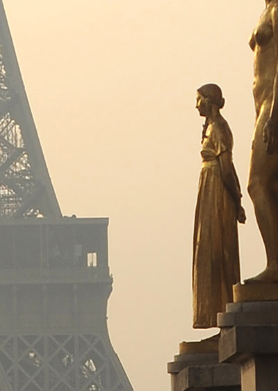 Echantillon papier peint Paris Tour Eiffel dans la brume